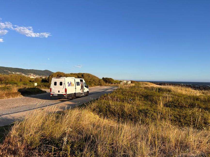 Pequeño y solitario aparcamiento en la playa en el norte de Portugal. ¡Acampar en libertad es un problema!