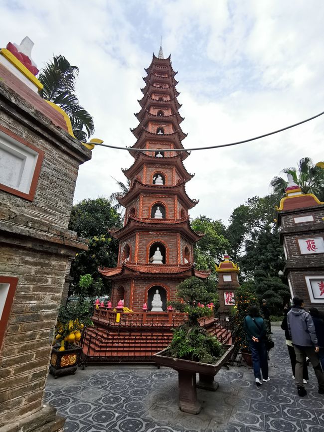 .... zur Tran Quoc-Pagode ...
