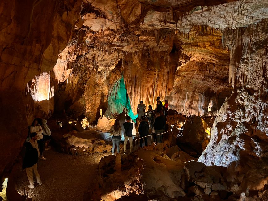 Die Kalksteinhöhle Grutas Mira de Airehat enorme Dimensionen, die nicht einfach auf einem Foto einzufangen sind