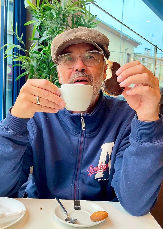 Eine Tasse Kaffee und ein halbes Schweineohr – das ist die Übersetzung der spanischen Bezeichnung für diese süße Leckerei – und schon scheint trotz Regens die Sonne.