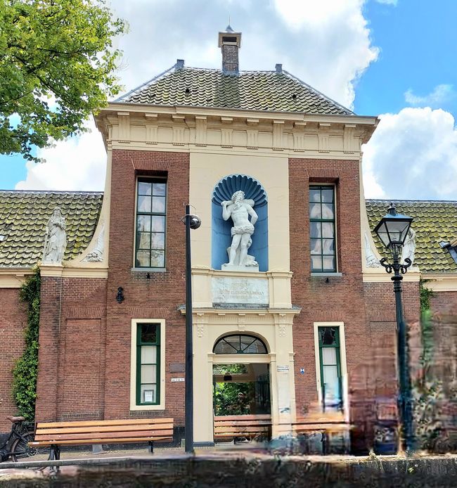 Le Wildemanshofje est une cour néerlandaise sur l'Oudegracht à Alkmaar.