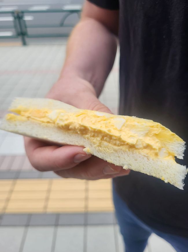 Mein Frühstück heute - ein Tamago Sando, d.h. ein Eiersalat Sandwich. Typisch dafür ist nicht nur der Eiersalat, sondern auch das entrindete Weißbrot. So ein Sandwich gibt es in so gut wie jedem Konbini (japanischen Convenience Stores) und erfreut sich großer Beliebtheit