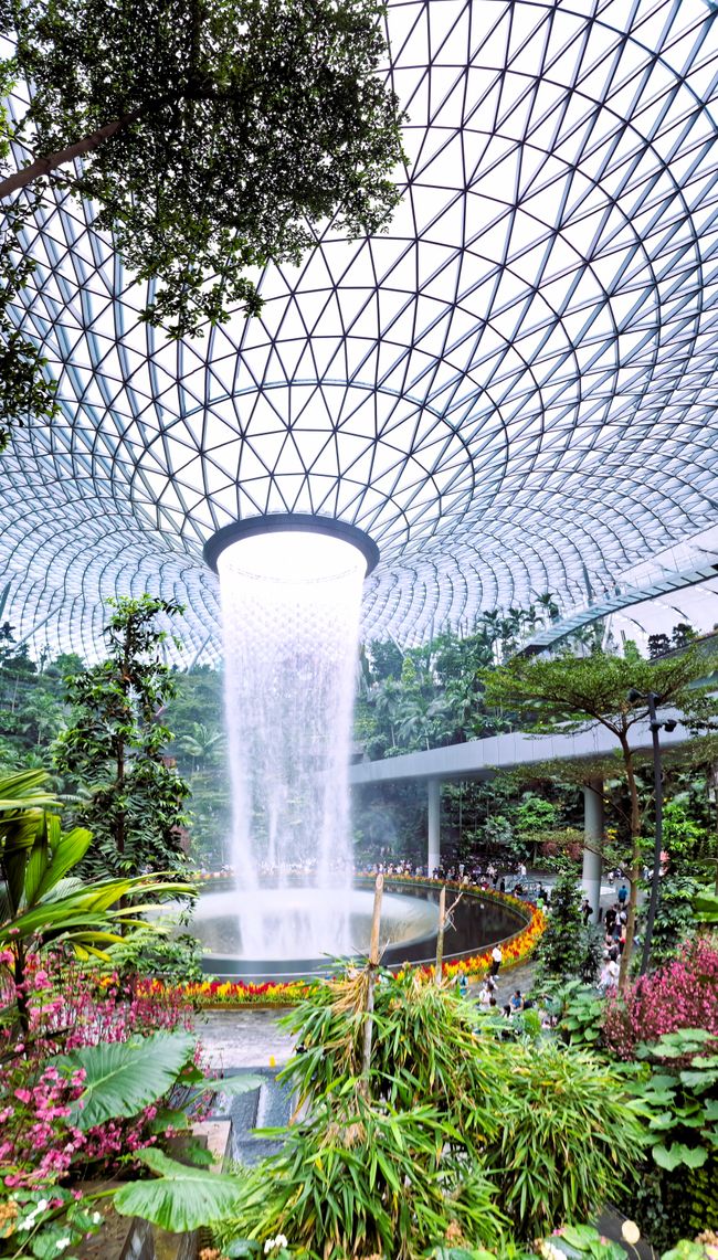 Weltgrößter Indoor Wasserfall - Flughafen Singapur
