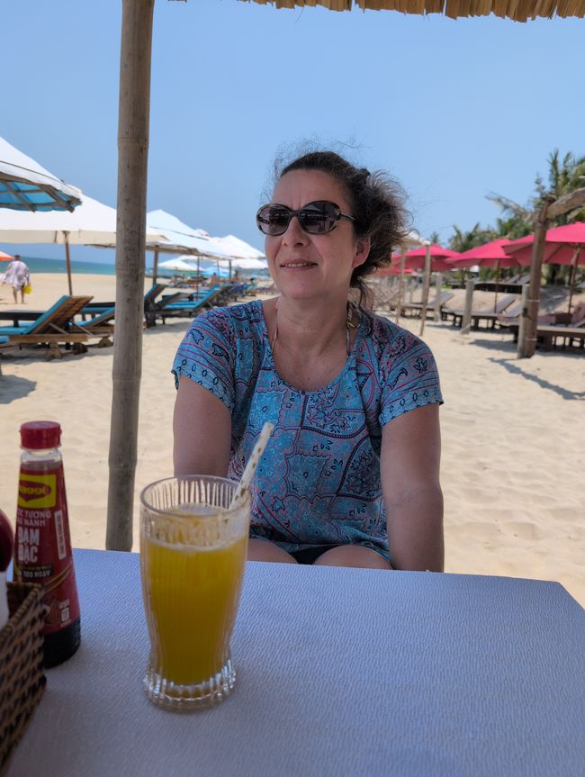 Frischer Marcujasaft vor Strandschönheit