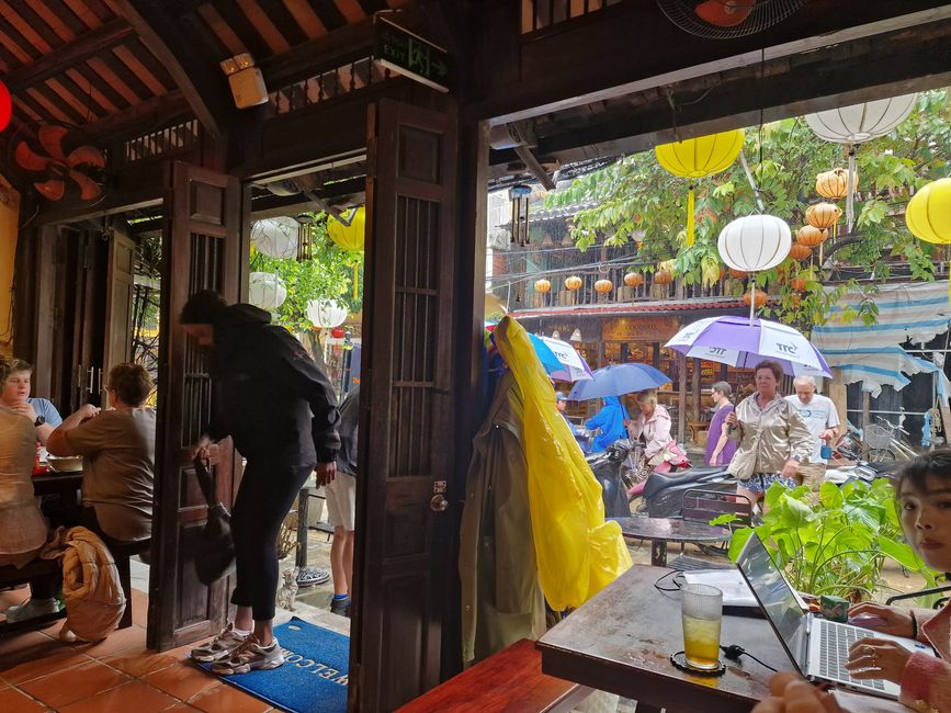 Vorüber die Flut.
Wer sah es wohl, du selig Land, 
wie dich die Welle überwand.