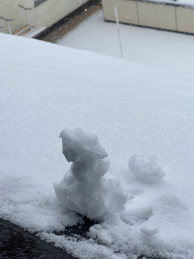 Schneefigur vor dem Fenster mußte sein