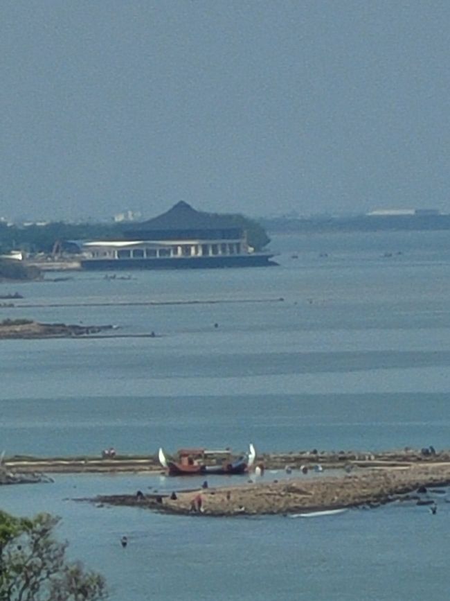 Día 114 y 115 de 175: Crucero por el mundo - Semarang/Java y día de mar