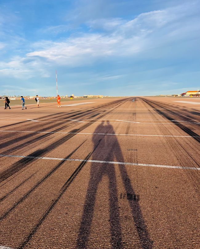 Zurück nach Spanien geht es über die Landebahn des Flughafes - englisch skurril