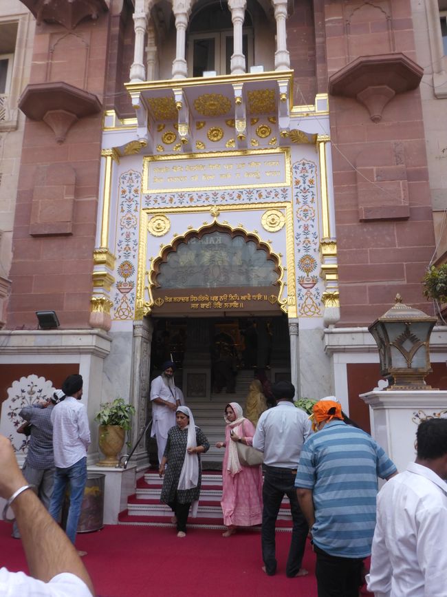 Vor dem Sikh-Tempel 