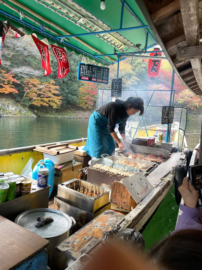 Versorgungsboot mit Grill