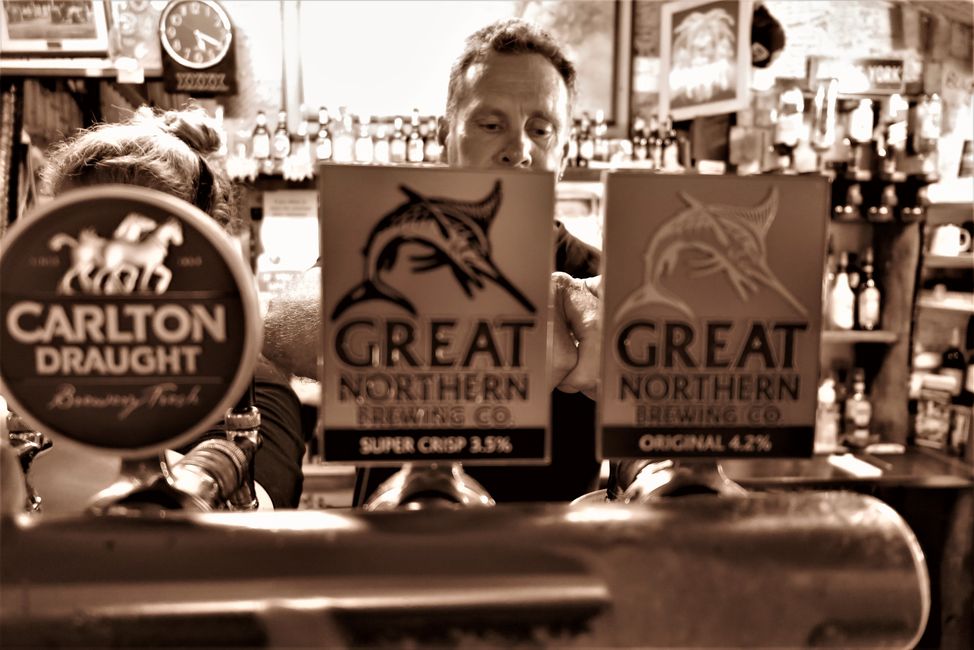 Im Lions Pub kann man sich das Bier selber zapfen.