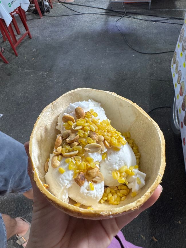 Kokoseis in einer halben  Kokosnuss auf dem Nachtmarkt