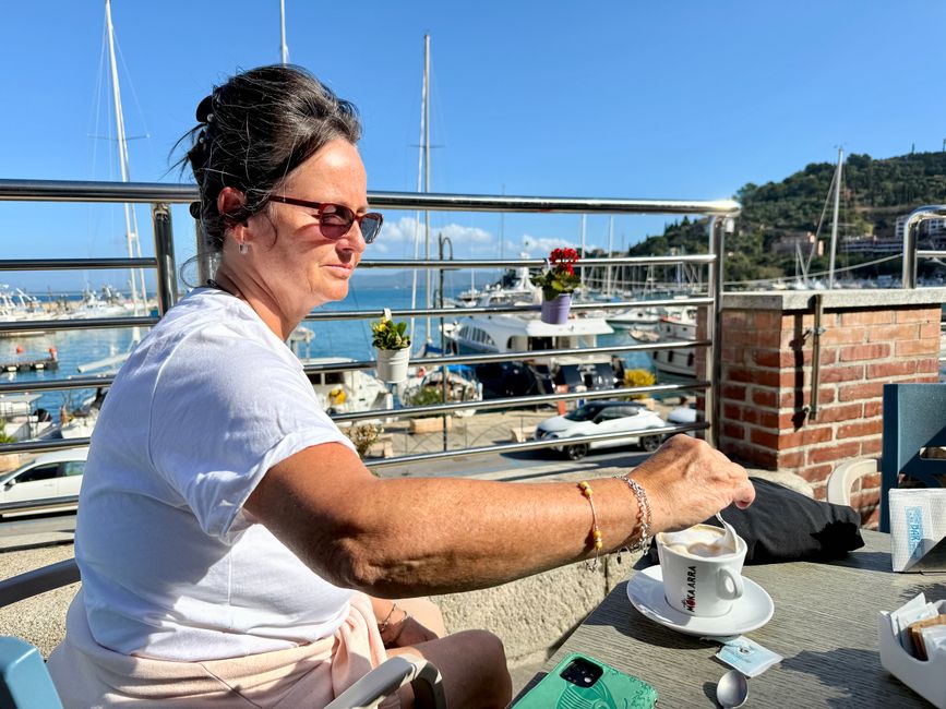 Und hoch oben in einem Café einen Cappuccino genießen.