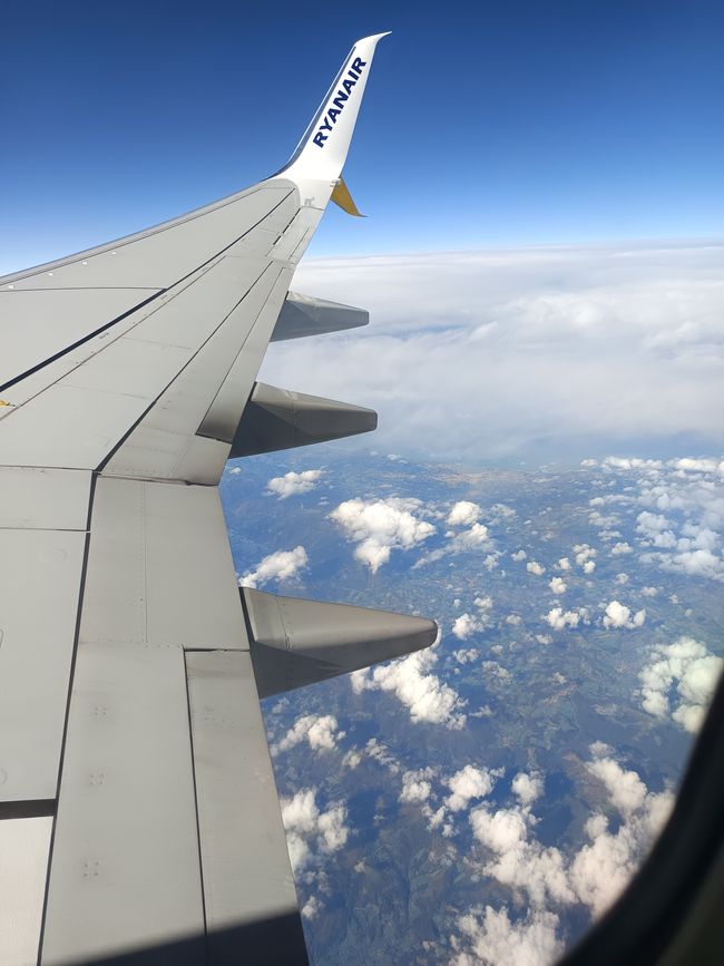 En el avión. Por supuesto, asiento junto a la ventana