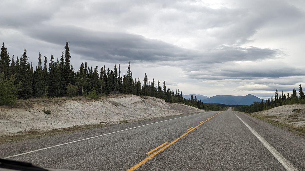 Tag 28: Kathleen Lake - Whitehorse: And Zack - there's the flat tire!