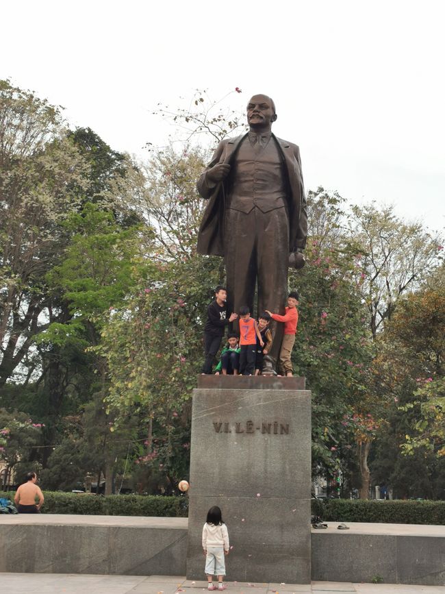 ... Lenin-Monument ... irgendwie symbolisch mit den Kindern oben und dem Mädchen aufschauend ...
