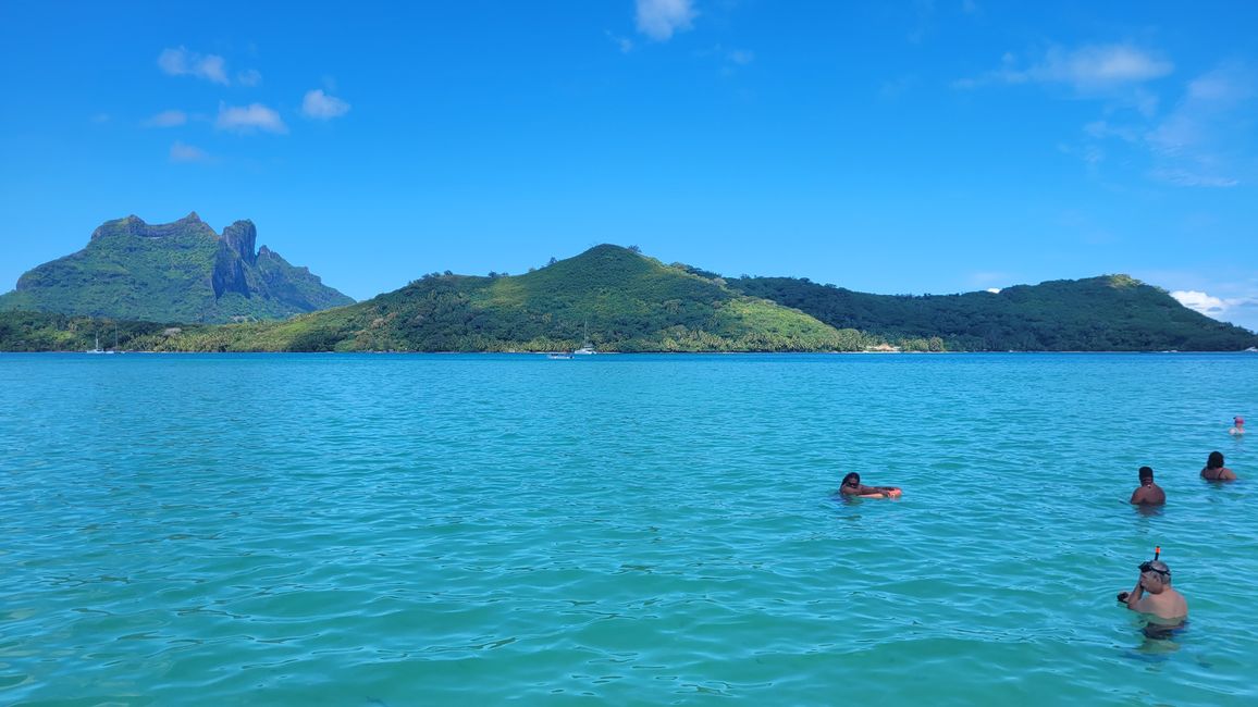 Esnórquel con raya y tiburones en el agua turquesa frente a Bora Bora.