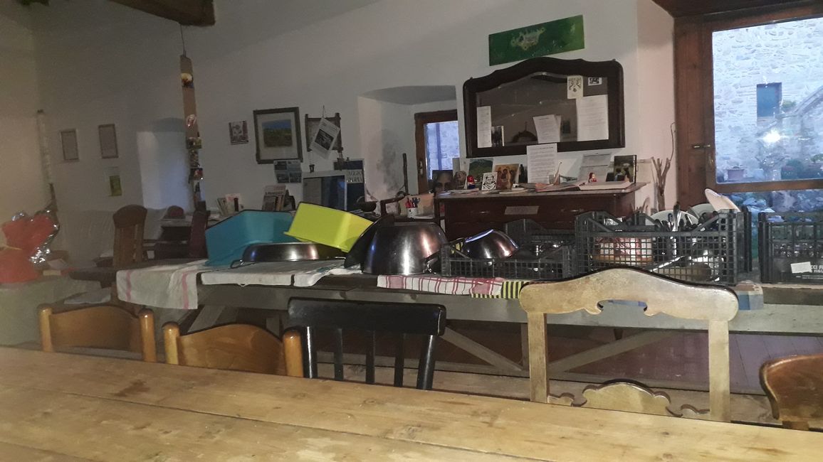 Der große Aufenthaltsraum, Esszimmer und Küche in einem