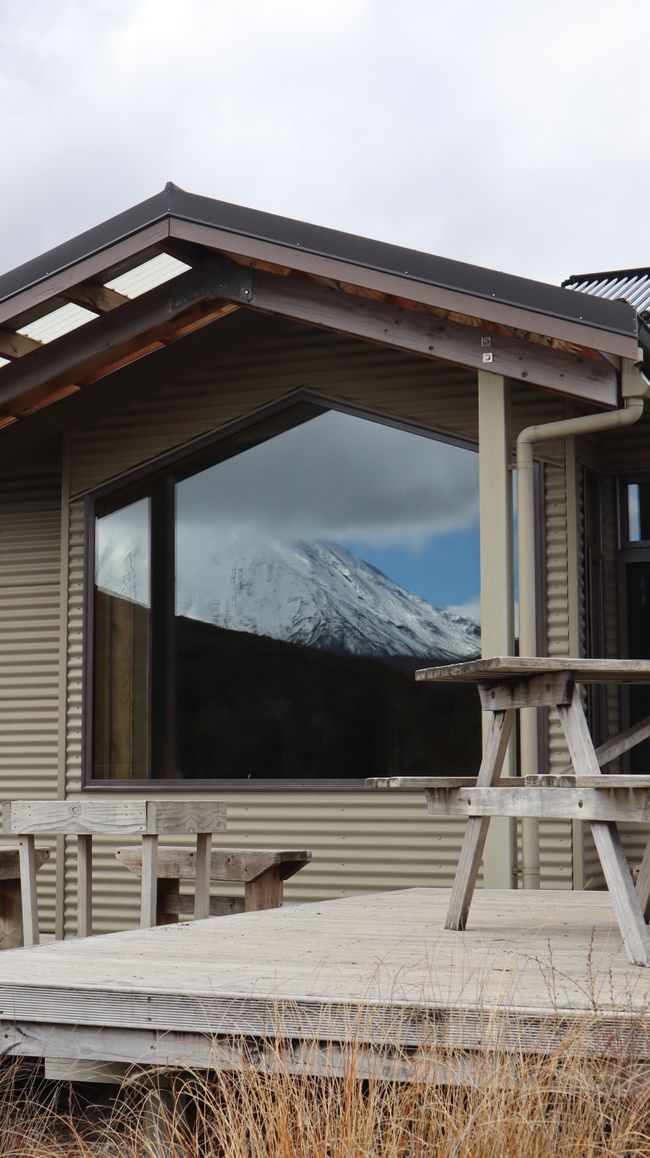 Mount Nghauruhoe spiegelt sich in der Scheibe