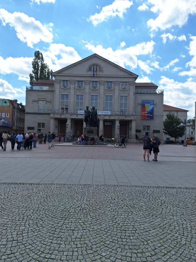 Théâtre avec place du théâtre