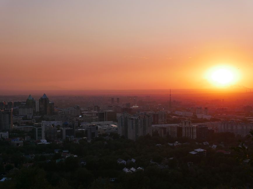Del campo de vuelo en Turkmenistán hasta la puesta de sol en Kök Töbe: Llegada a Almaty