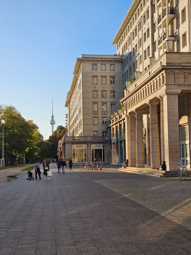Karl-Marx-Allee mit Blick auf den Fernsehturm