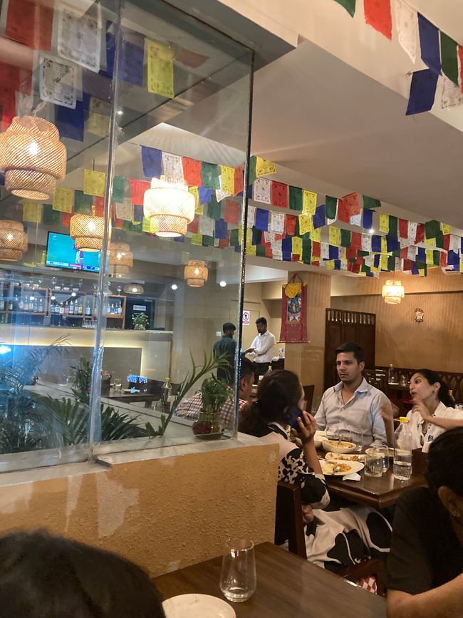 restaurante tibetano con las típicas banderas