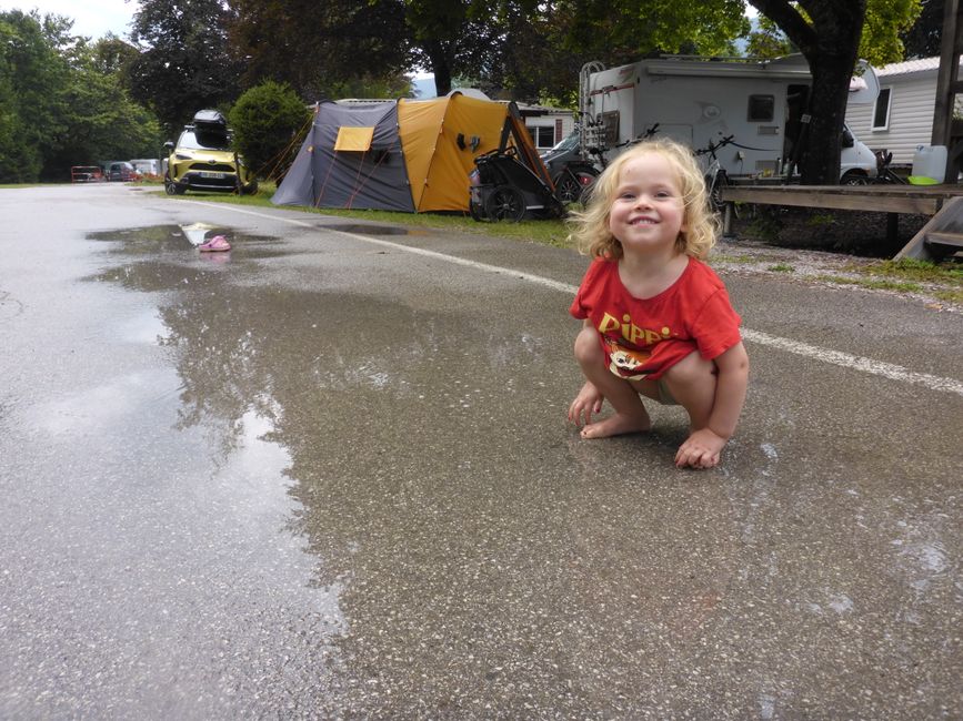 Das Gewitter hat warm Pfützen hinterlassen 