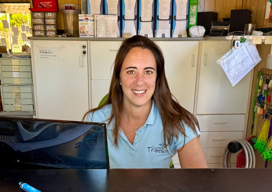 Charmant und hilfsbereit: eine der netten Mitarbeiterinnen in der Rezeption.