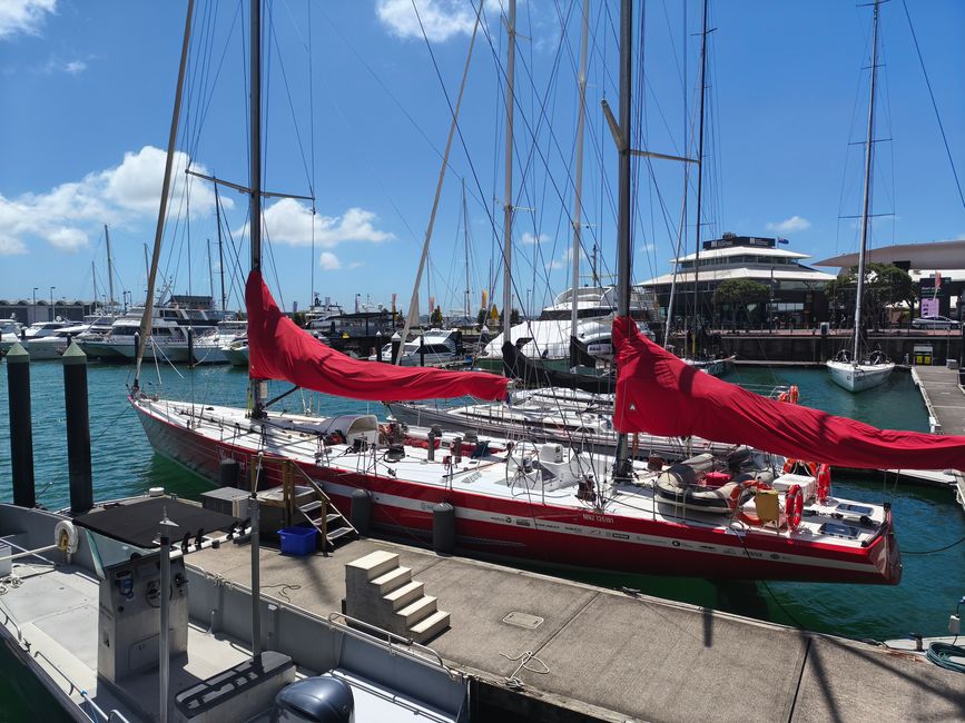 Rivage du port et skyline d'Auckland ....