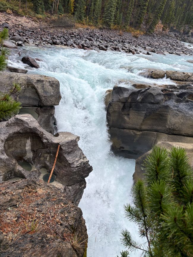 Tag 12 - 🏔️ Wasserfälle, Wetterkapriolen & Wellness – ein (fast) perfekter Tag in Jasper