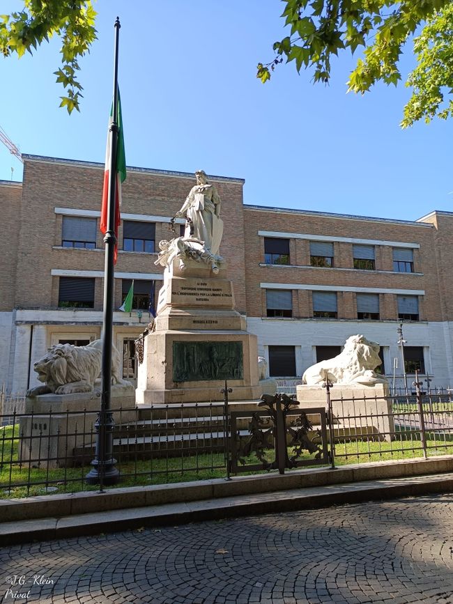 Piazza Anita Garibaldi lugar de encuentro / aparcamiento de autobuses