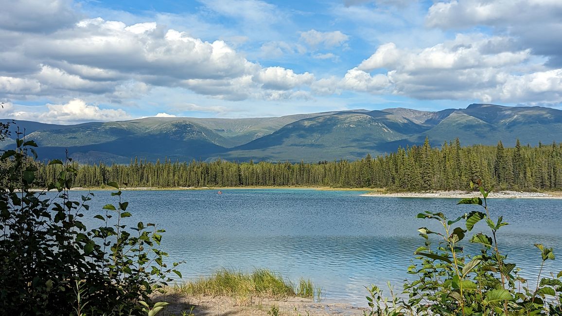 Etiqueta 19: Lago Boya (Parque Tā Ch’ilā): Paseo en canoa en el lago más hermoso de Canadá