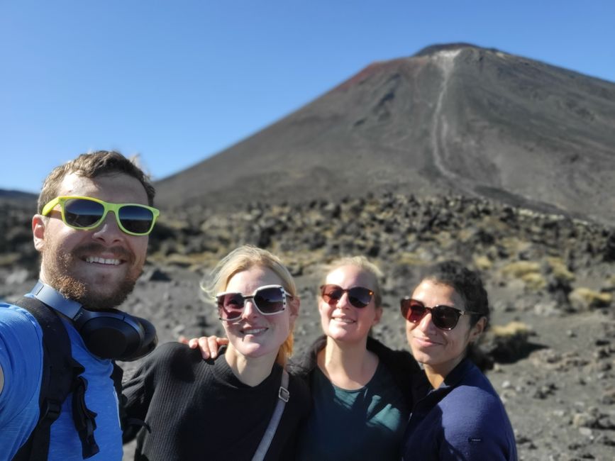 Unsere Wandertruppe, Mount Tongariro im Hintergrund 