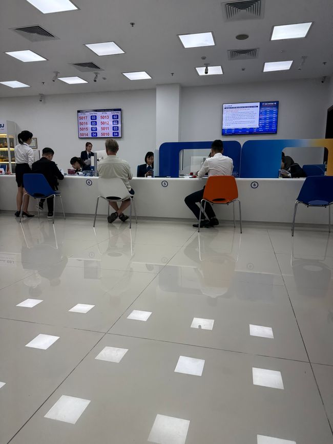 À la banque pour échanger de l'argent pour la suite du voyage.