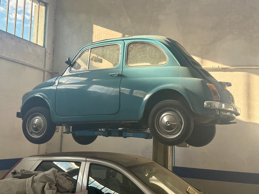Notre aire de stationnement à Lucca se trouve derrière un atelier, où ce petit bijou trône au-dessus de tout.