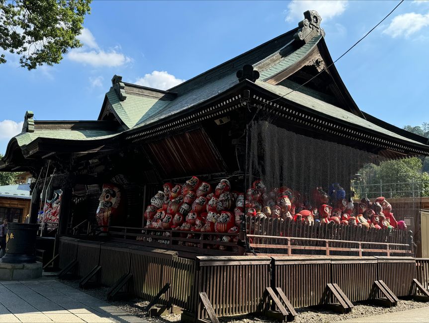 Piles of Daruma dolls