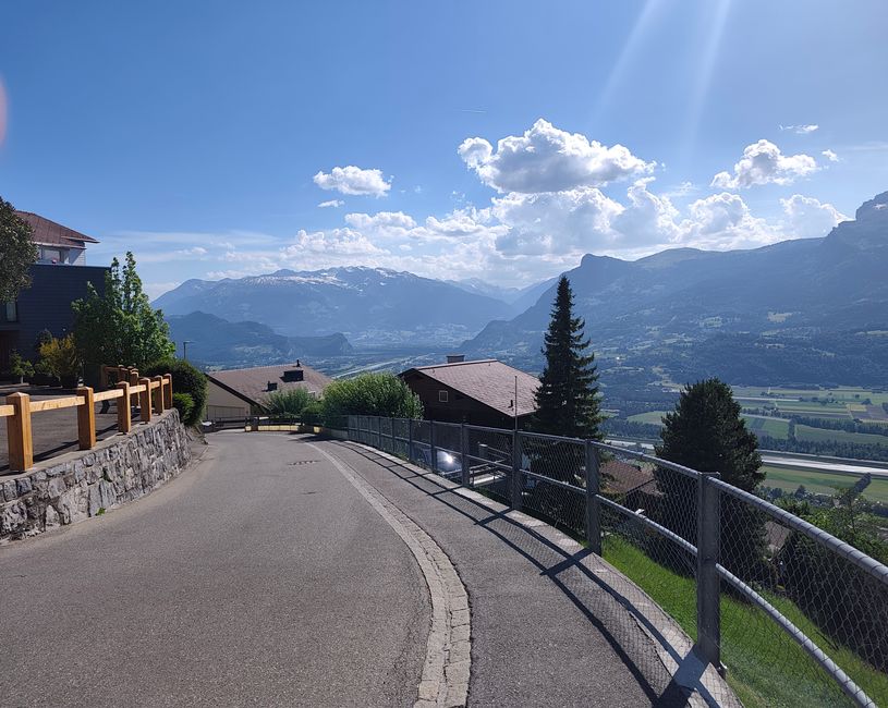 Liechtenstein - was für Aussichten und Berge🐶😃
