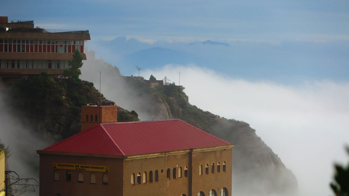 Man gelangt mit einer Zahnradbahn der Cremallera de Montserrat in diese luftige Höhe von 1236m.