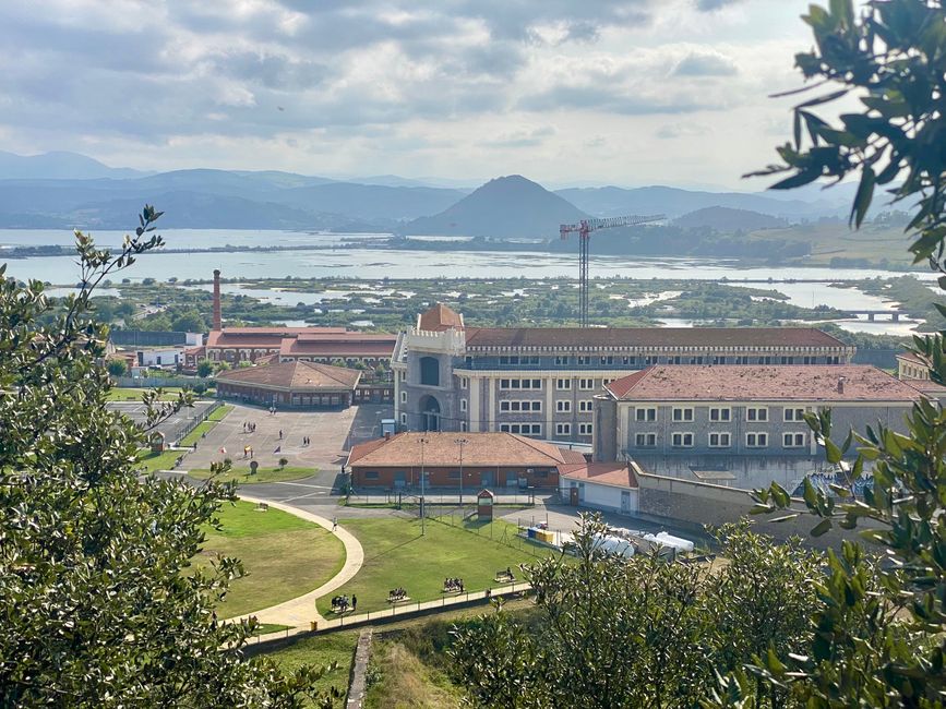 Das Gefängnis El Dueso direkt am Atlantik gelegen - der Wanderweg ermöglicht einen Blick in den Gefängnishof