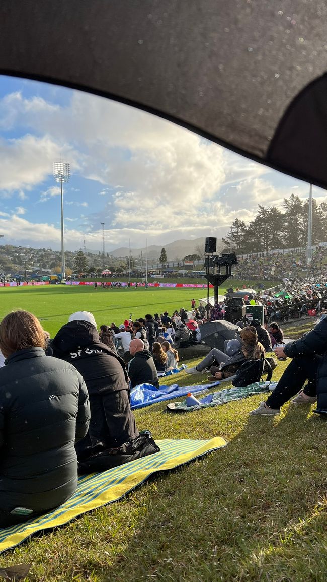 Beim Regenschauer, ab unter die Regenschirme