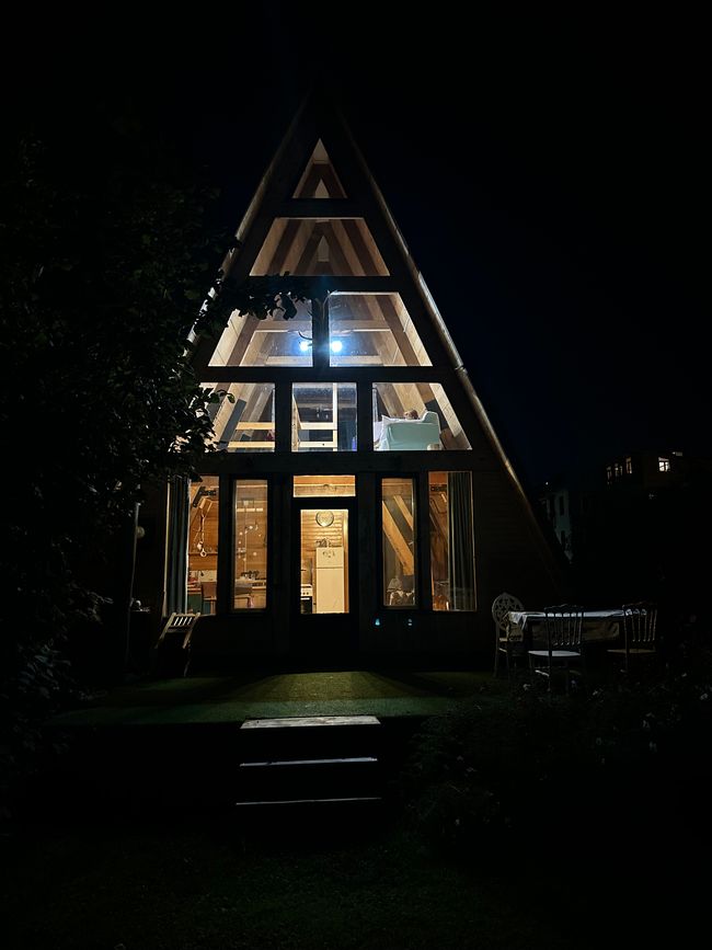 A wie Ankunft im A-Frame House Mestia