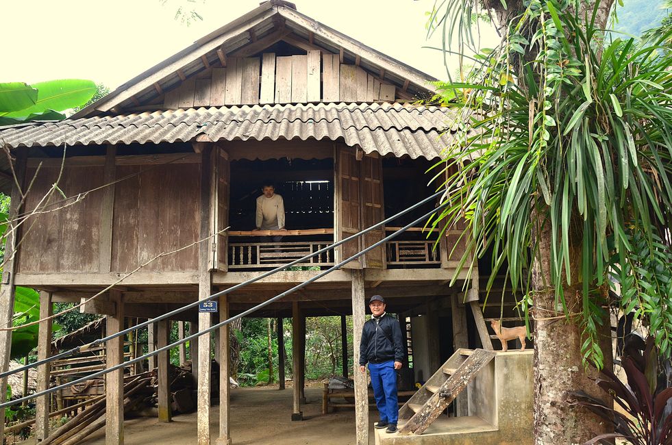 Quoc vor seinem Haus