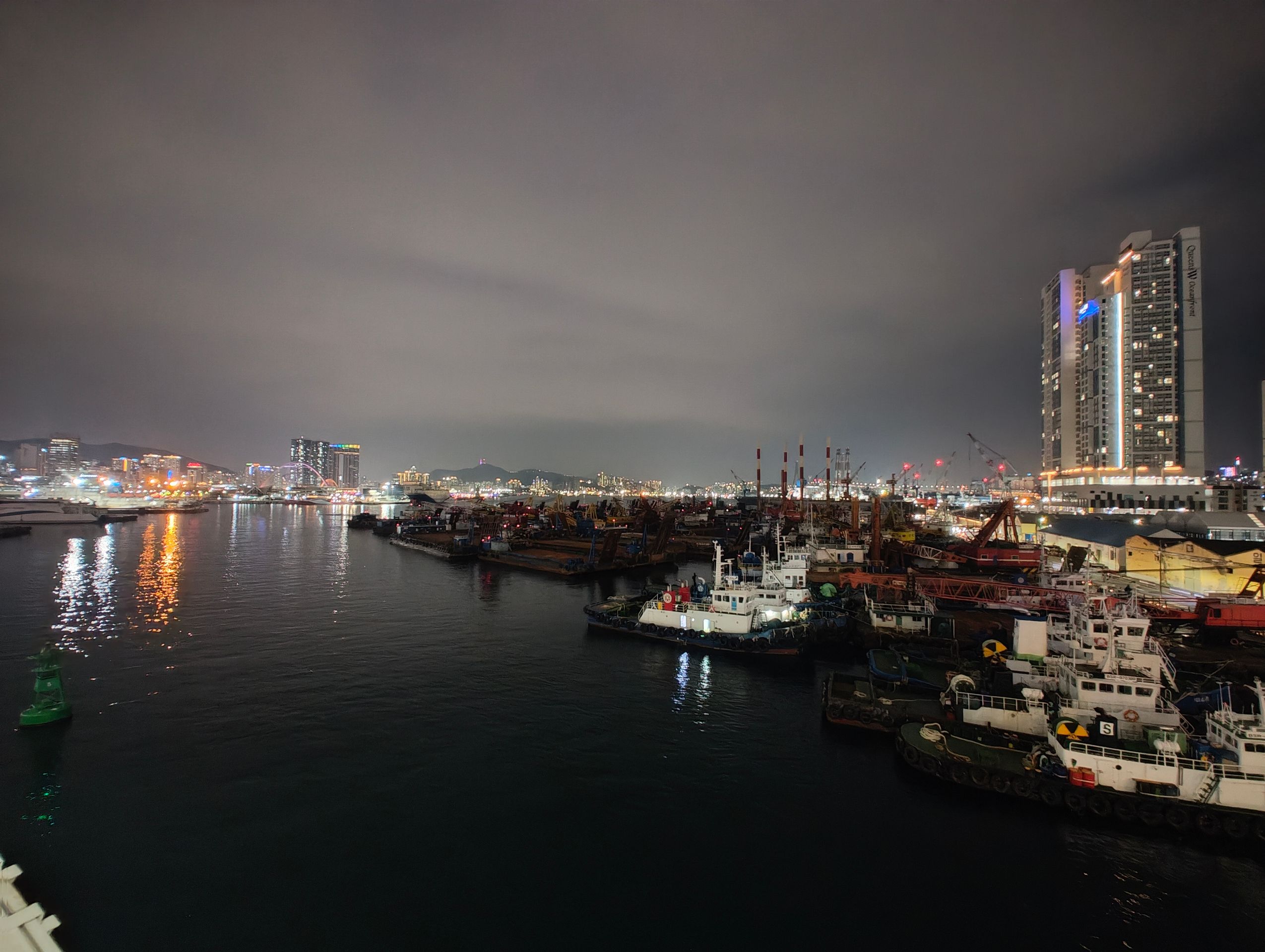 Un puerto de Busan de noche