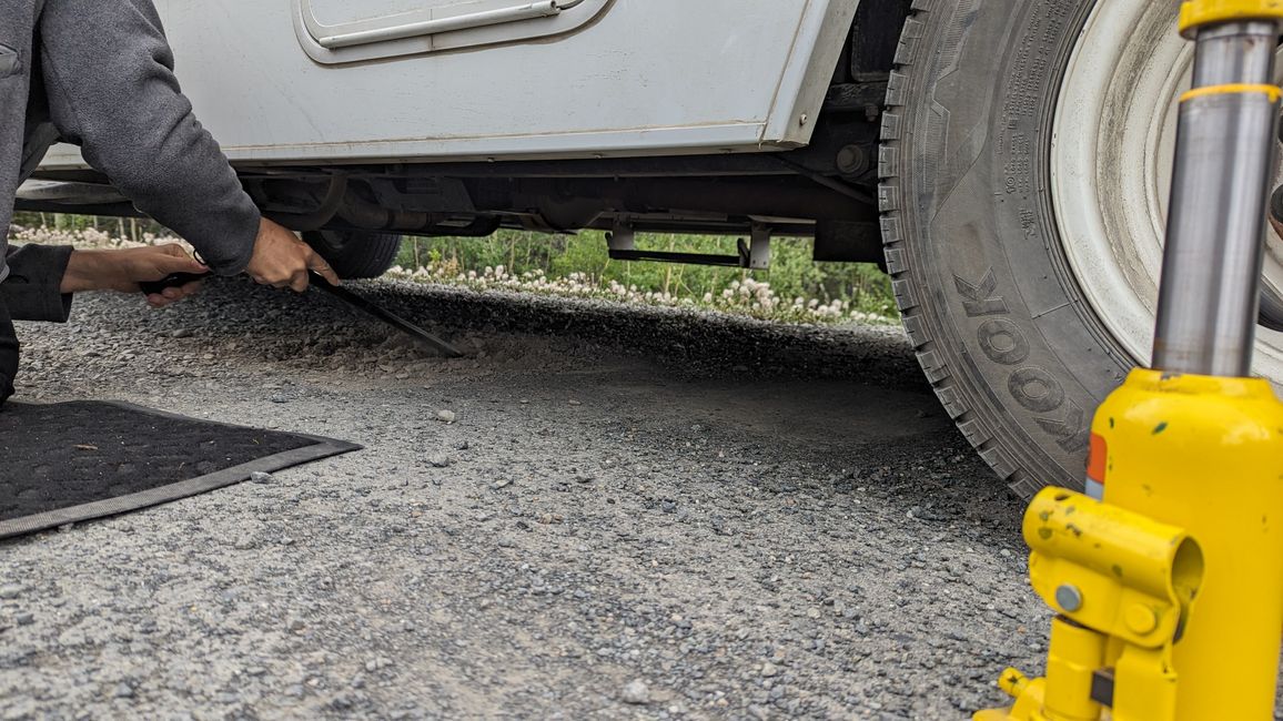 Tag 28: Kathleen Lake - Whitehorse: And Zack - there's the flat tire!