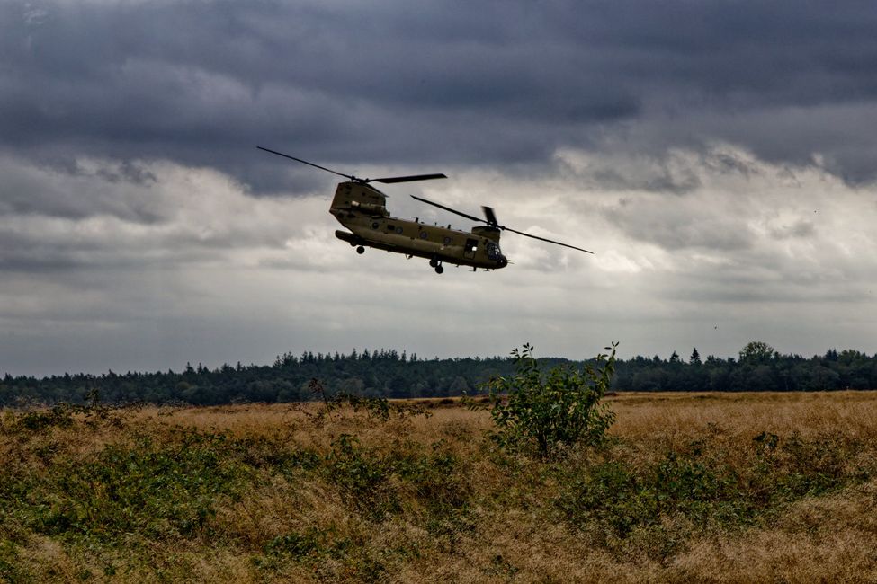Flugzeuge und Fallschirmspringer