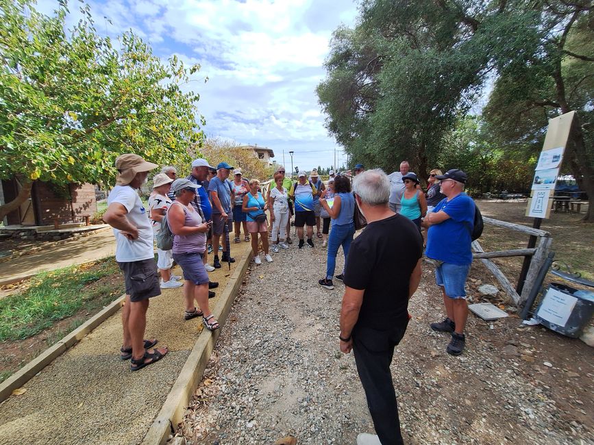 Gianni translates the explanations of our archaeologist the history