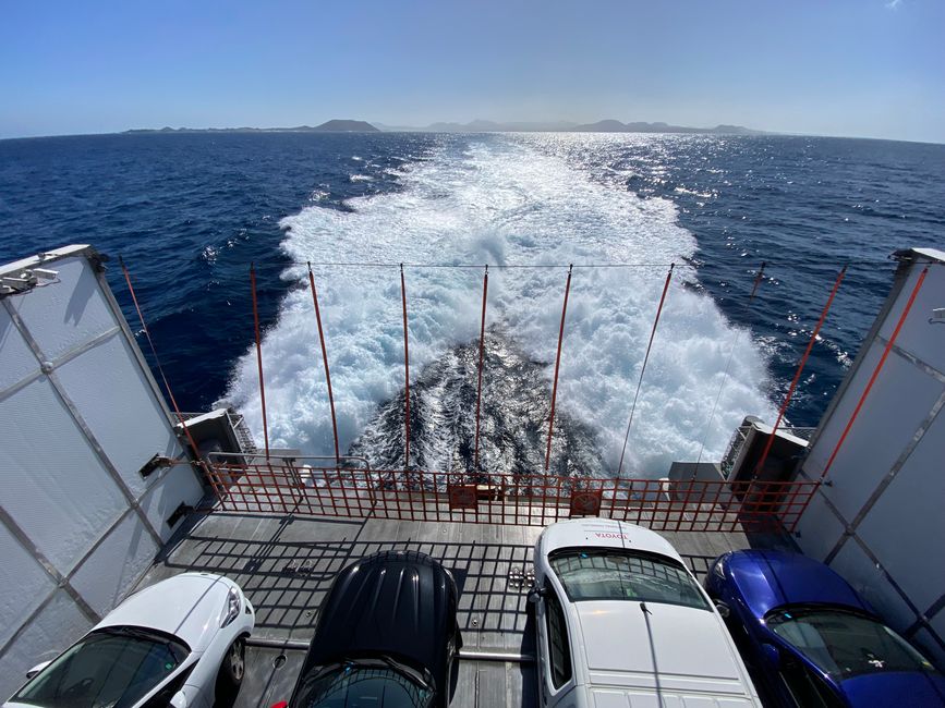Este ferry rápido nos lleva a bordo a Lanzarote