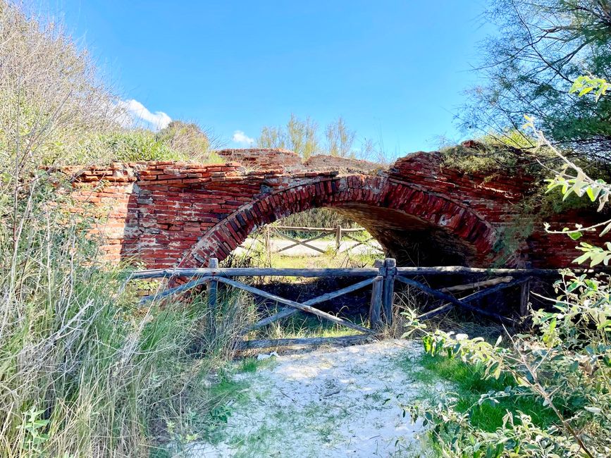 Ihre Tage sind gezählt: eine alte Brücke aus Ziegeln.