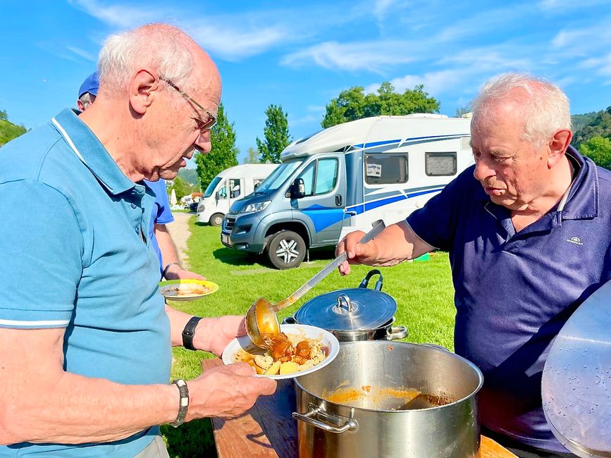 Walter lets Gerd fill him up with a portion of goulash – it is his second ...